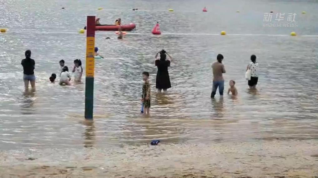 江西南昌：赣江“两滩七湾”天然泳场正式开放